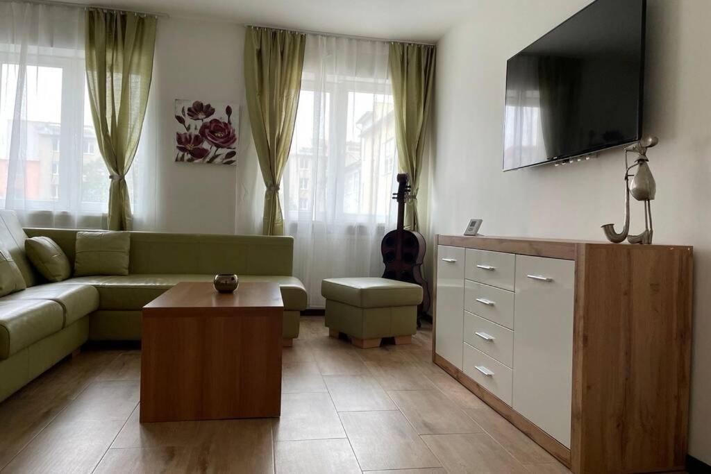 Newly Renovated 2 Rooms Apartment Downtown Nitra Extérieur photo